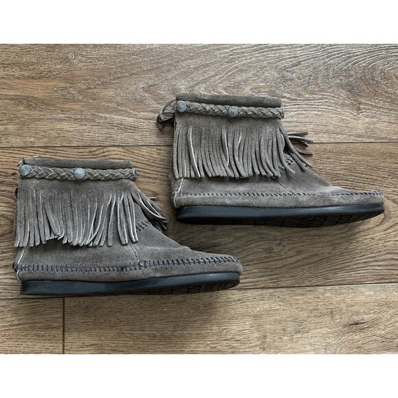 Minnetonka Ankle Boot Womens 6 Gray Suede Fringe Back Zip Moccasin Boho Casual - Picture 3 of 12